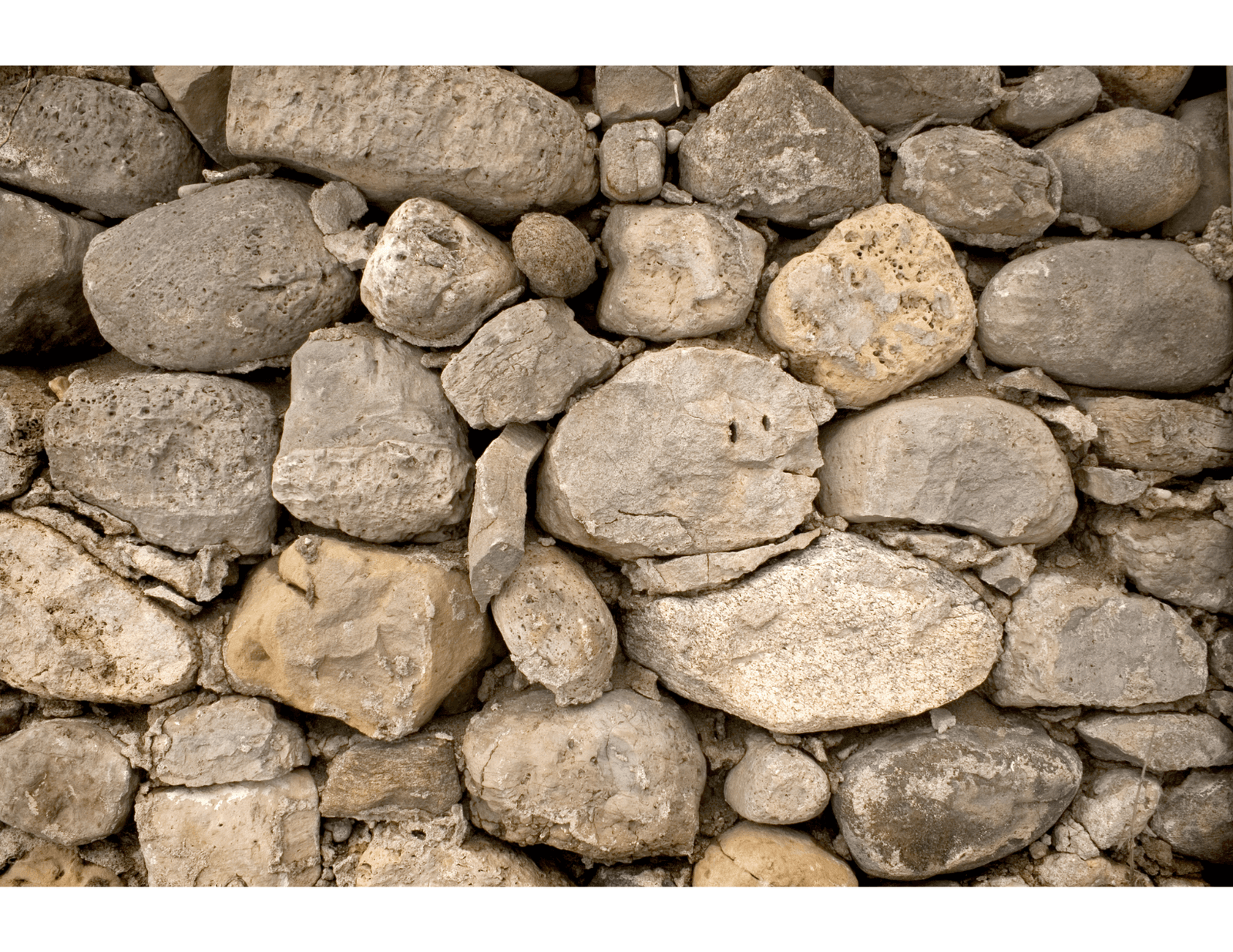 Stone rubble foundations composed of rounded and irregular blocks carefully assembled, showcasing a traditional technique of robust and durable construction.
