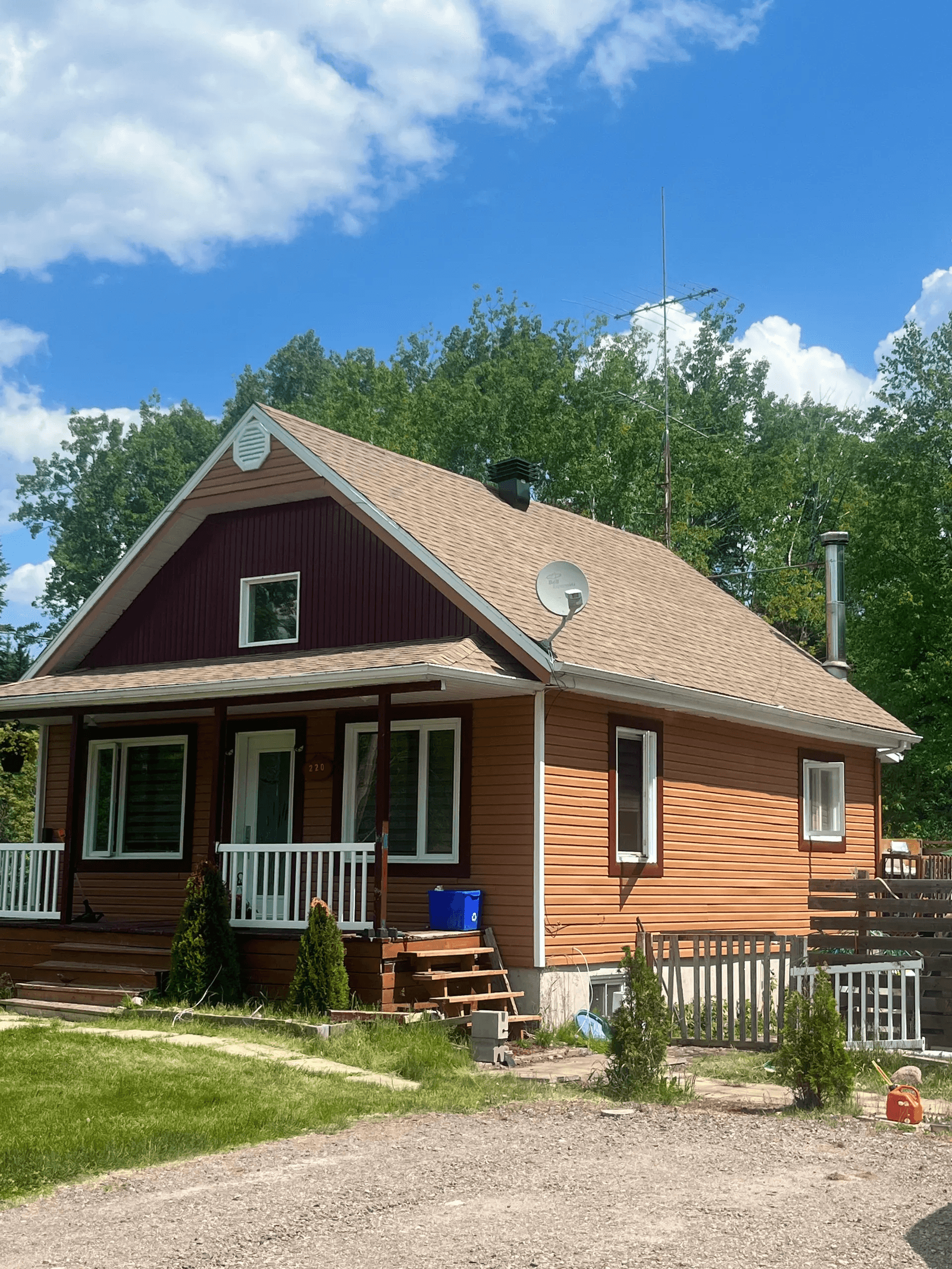 Facade of a single-family house with an asphalt shingle roof