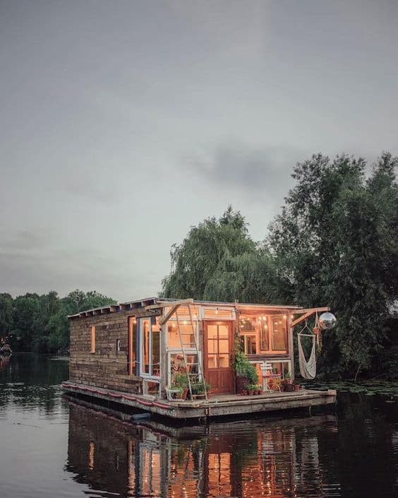 floating home