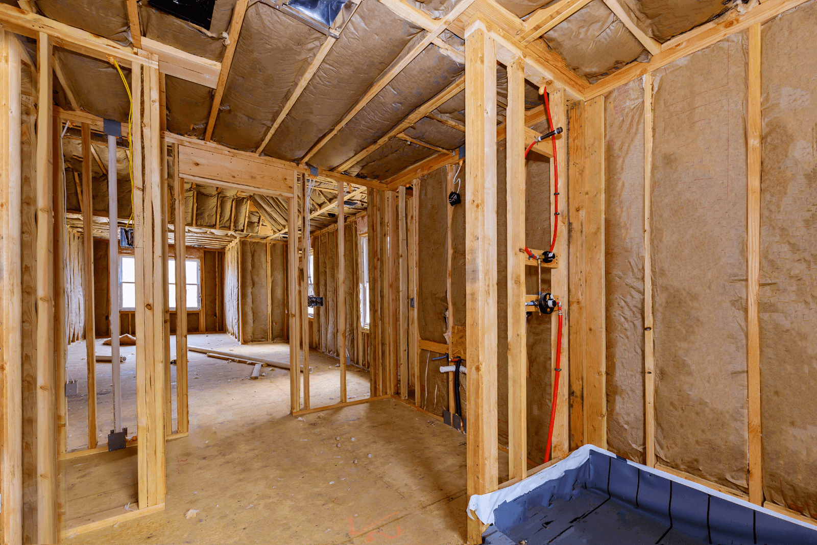 homme qui installe de l'isolant_Tout savoir sur l'isolation de maison_Soumission Rénovation