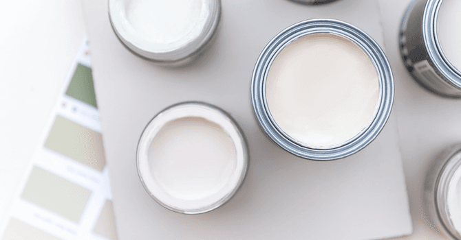 pots de peinture acrylique