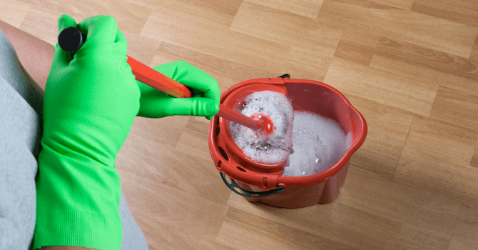 cleaning laminate floors with white vinegar