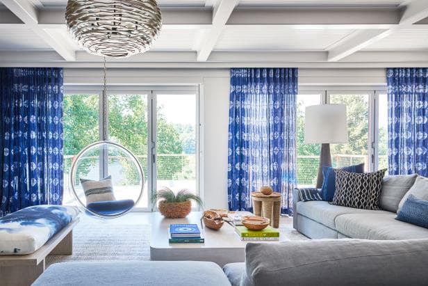 Cinéma maison dans une salle familiale_10 exemples d'aménagements de salles familiales_Soumission Rénovation